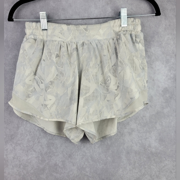LULULEMON Tracker Short size 6 white Jasmine White Run Gym Yoga Play - Picture 1 of 10